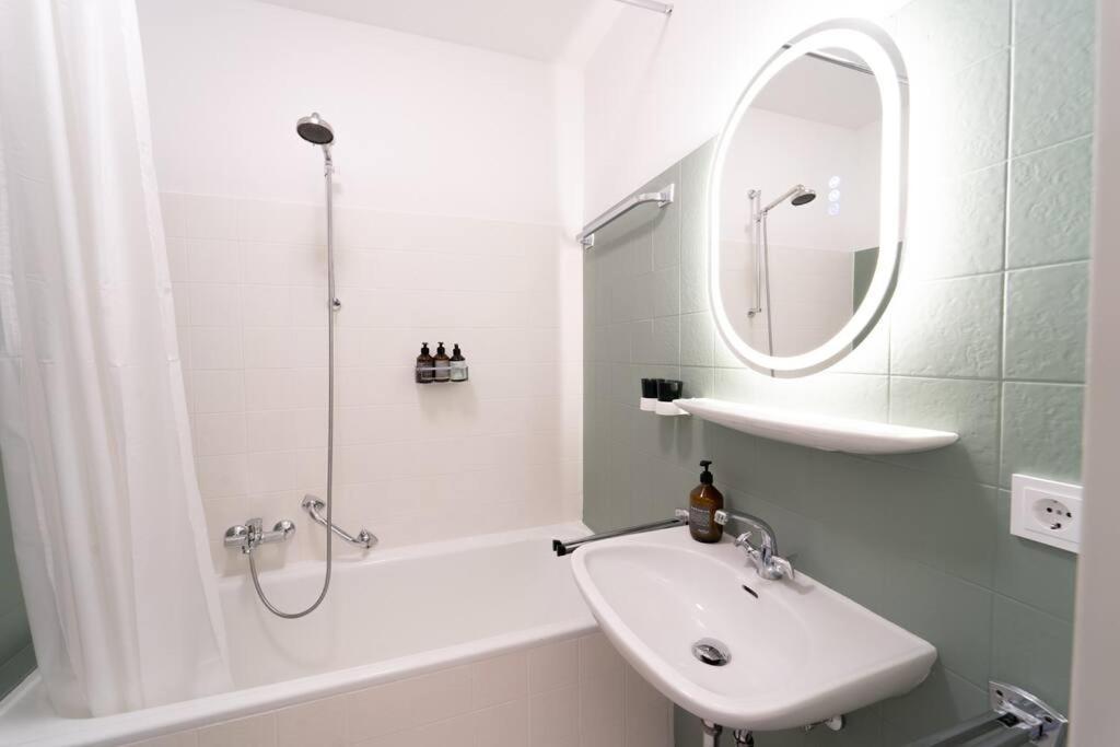 Apartment Mit Balkon Und Privatparkplatz Augsburg Exterior photo